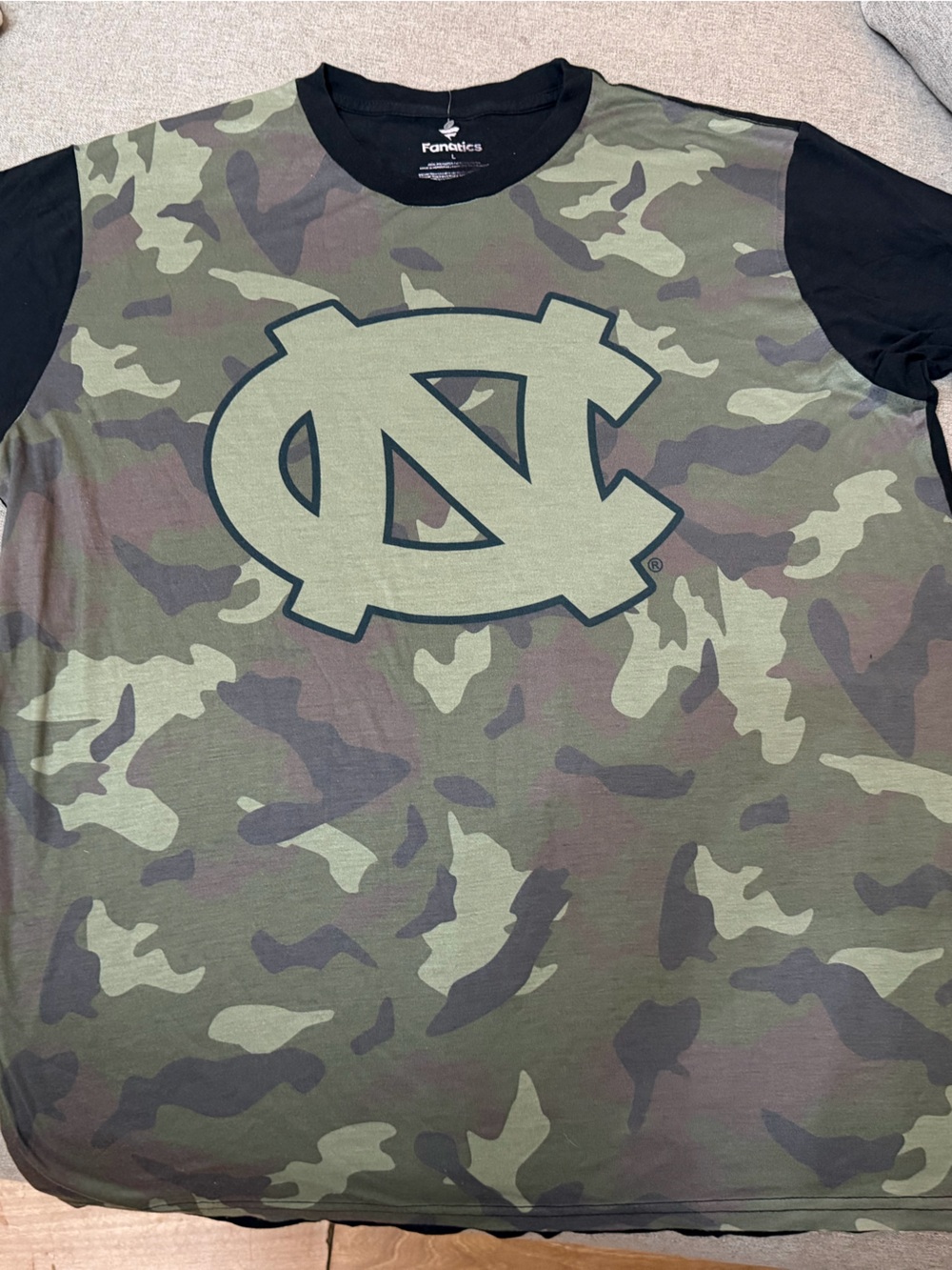 Fanatics Men's UNC Camo Short Sleeve Tee with Black Sleeves